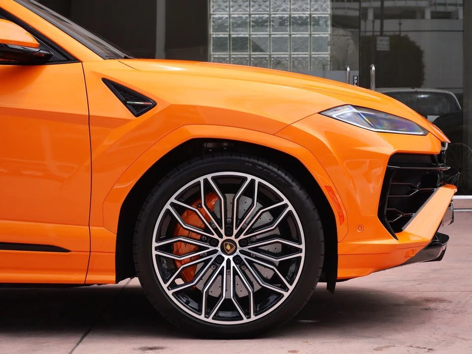2025 Lamborghini Urus SE - Image 9 of 29