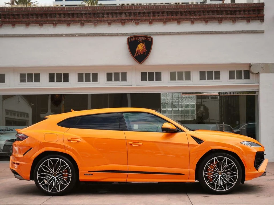 2025 Lamborghini Urus SE - Image 2 of 29