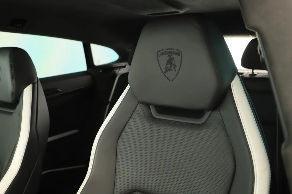 2025 Lamborghini Urus SE - Image 27 of 31