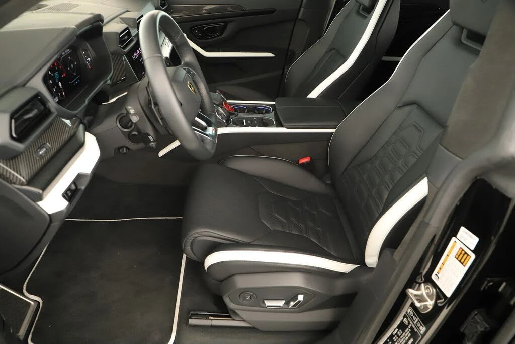 2025 Lamborghini Urus SE - Image 26 of 31