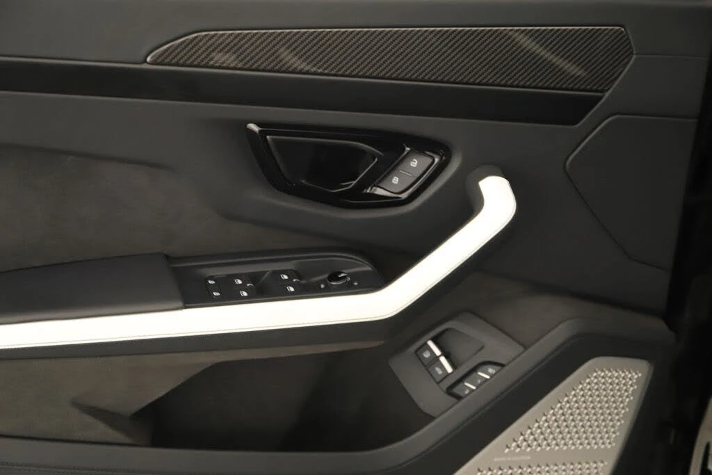 2025 Lamborghini Urus SE - Image 25 of 31