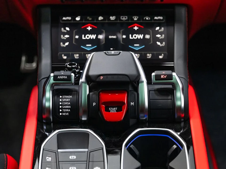 2025 Lamborghini Urus SE - Image 29 of 31