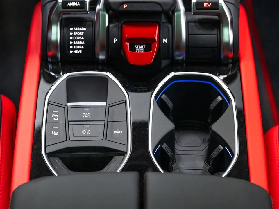 2025 Lamborghini Urus SE - Image 30 of 31