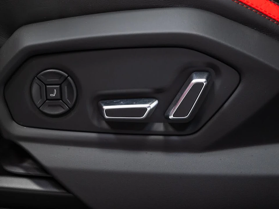 2025 Lamborghini Urus SE - Image 16 of 31