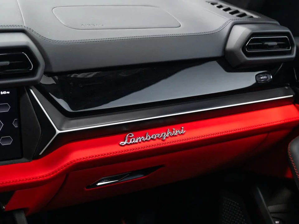 2025 Lamborghini Urus SE - Image 25 of 31