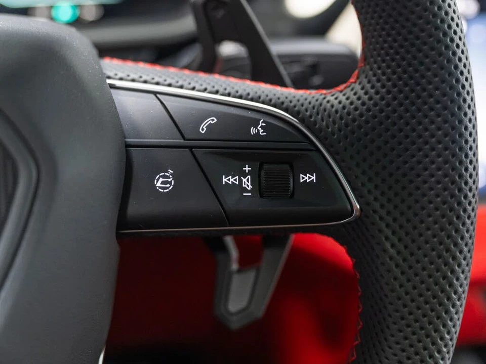 2025 Lamborghini Urus SE - Image 23 of 31