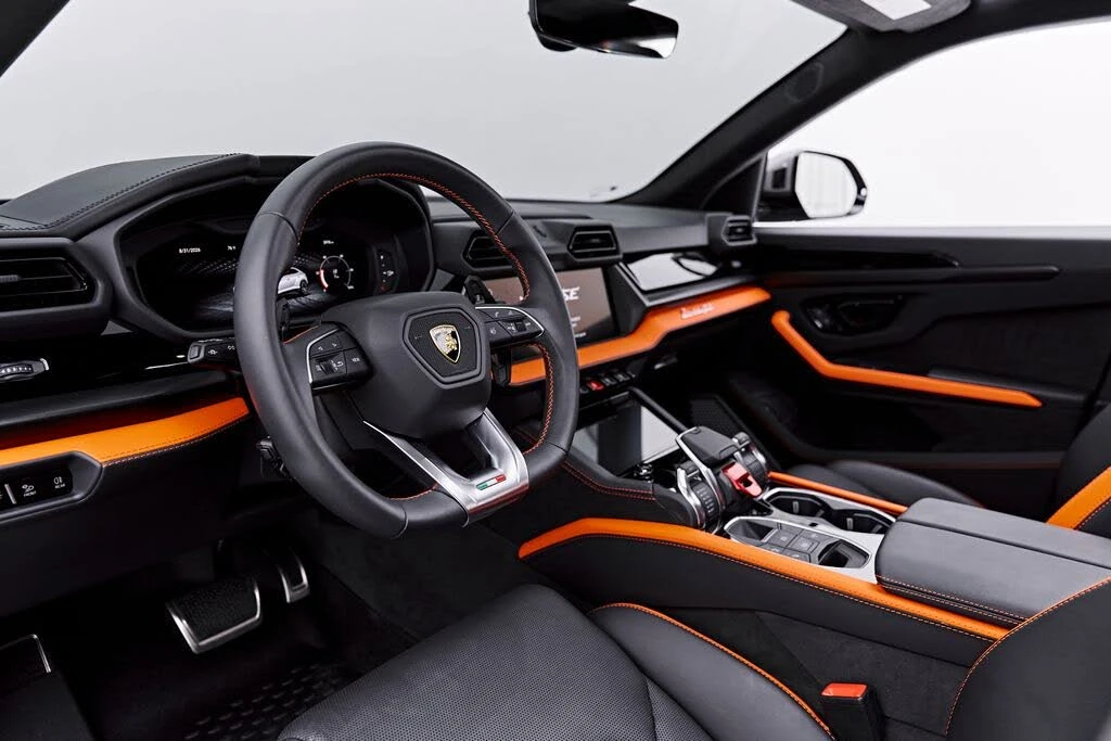 2025 Lamborghini Urus SE - Image 2 of 31