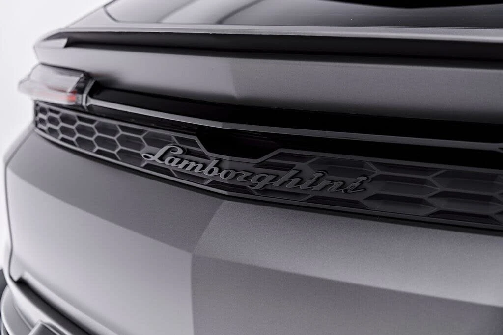 2025 Lamborghini Urus SE - Image 30 of 31