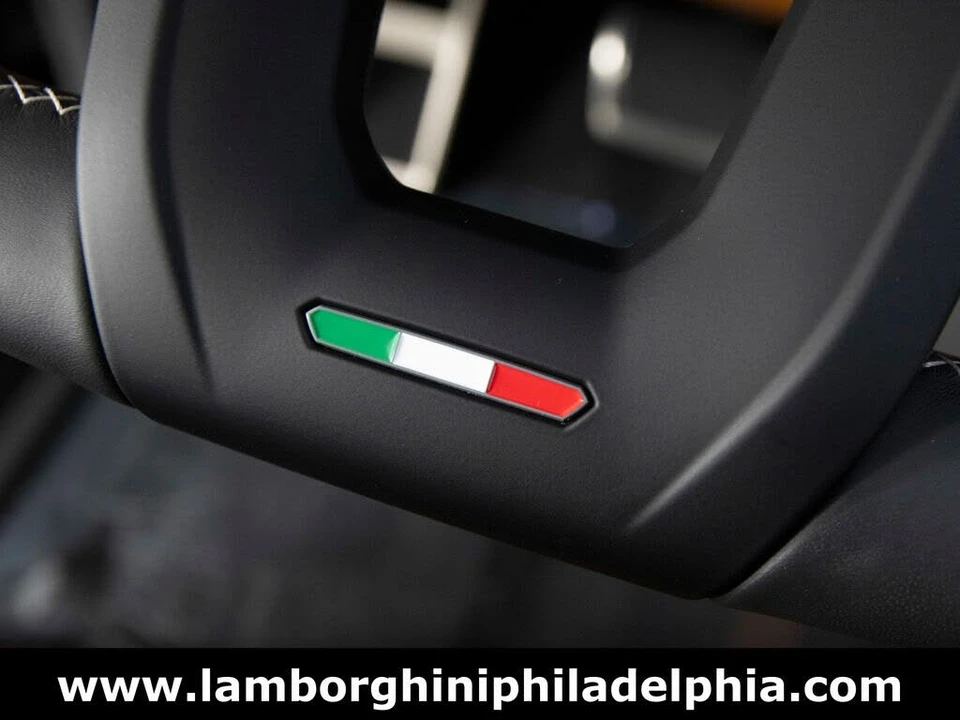 2025 Lamborghini Urus SE - Image 17 of 31