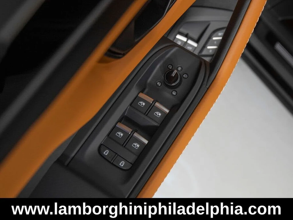 2025 Lamborghini Urus SE - Image 14 of 31