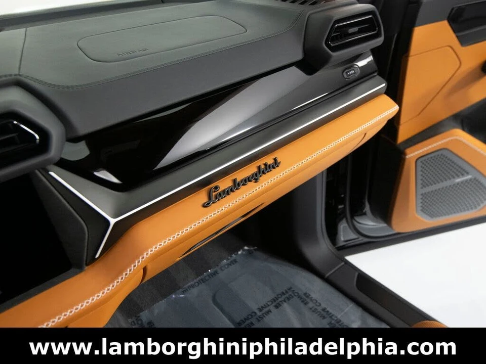 2025 Lamborghini Urus SE - Image 26 of 31