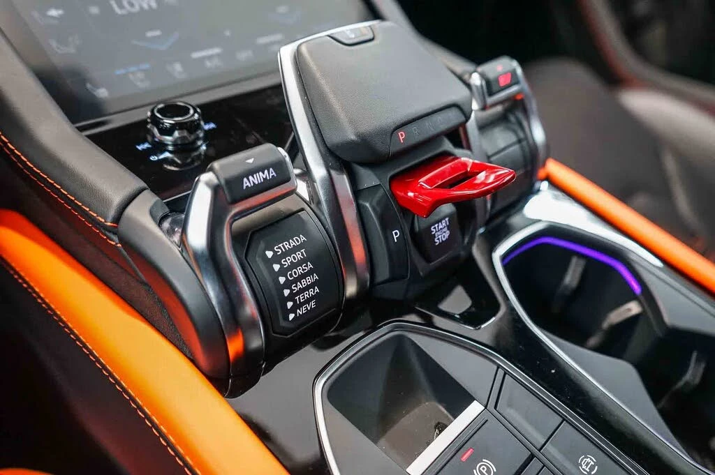 2025 Lamborghini Urus SE - Image 27 of 31