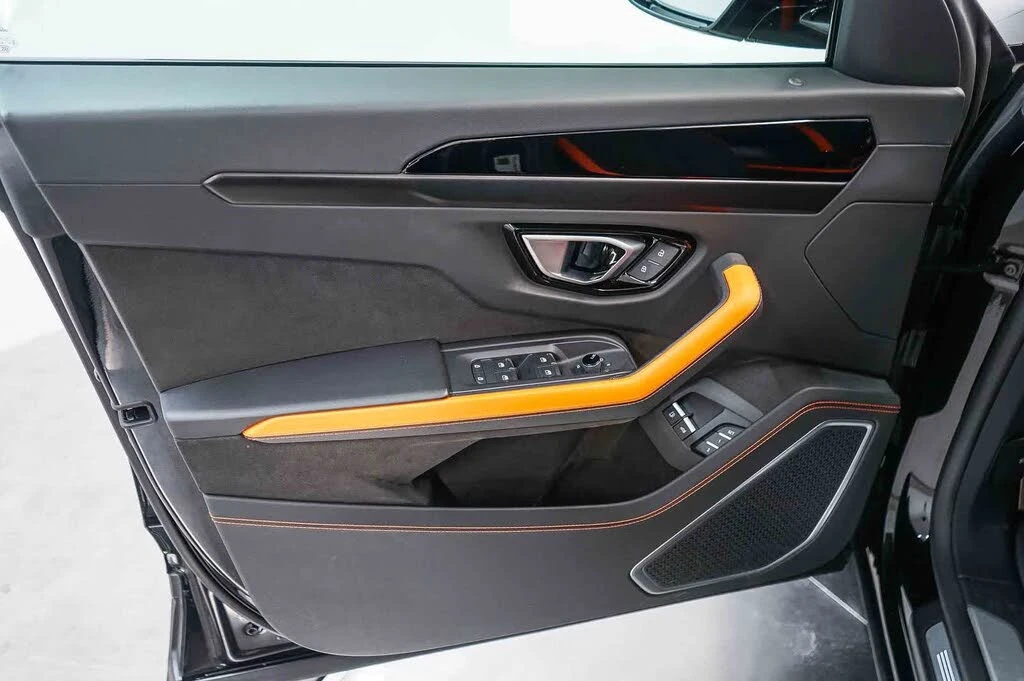 2025 Lamborghini Urus SE - Image 29 of 31