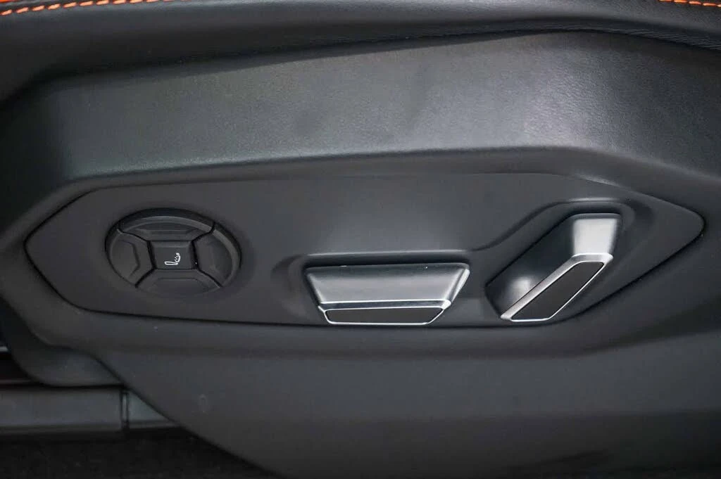 2025 Lamborghini Urus SE - Image 28 of 31