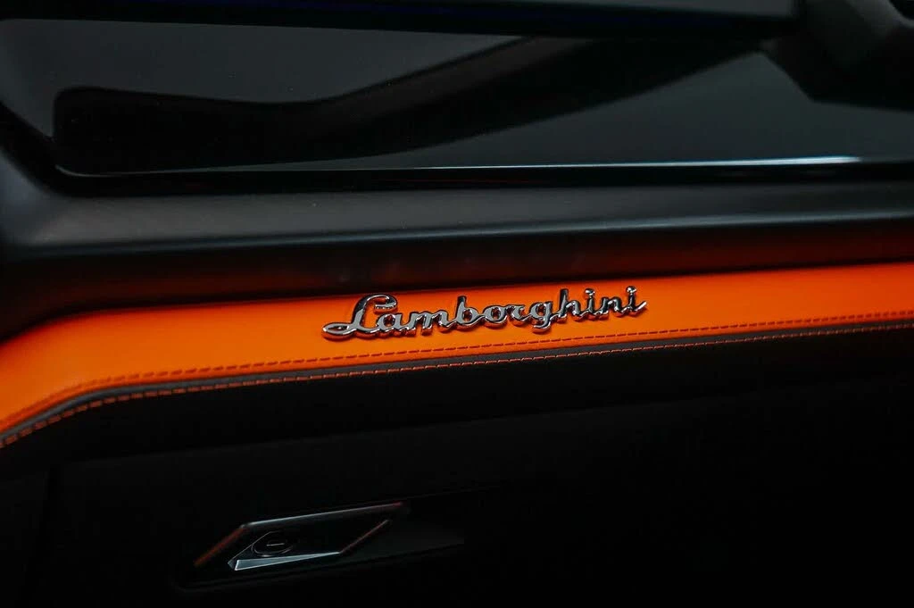 2025 Lamborghini Urus SE - Image 23 of 31
