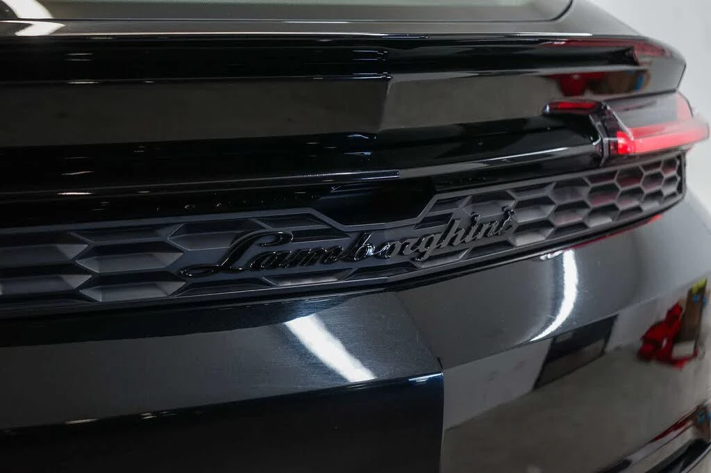 2025 Lamborghini Urus SE - Image 12 of 31