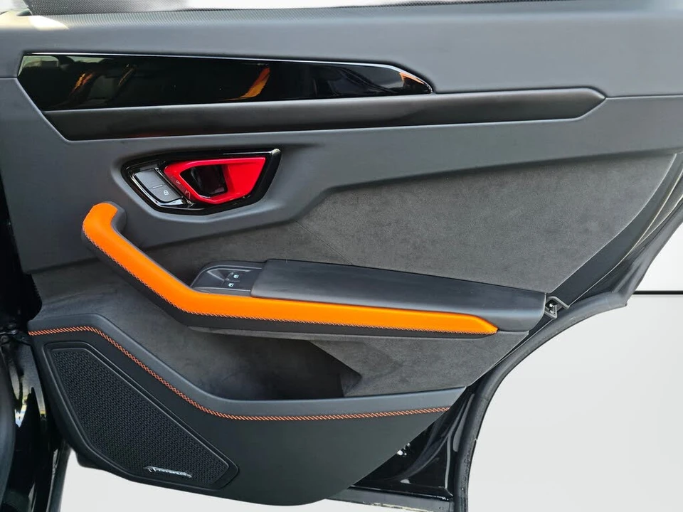 2025 Lamborghini Urus SE - Image 27 of 31