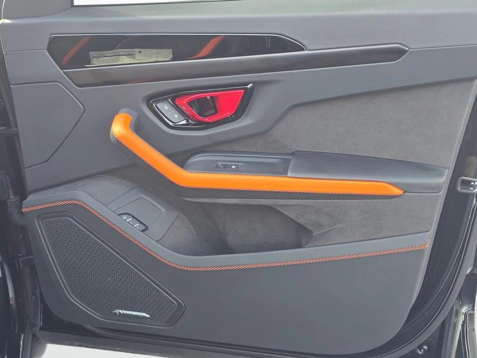 2025 Lamborghini Urus SE - Image 28 of 31