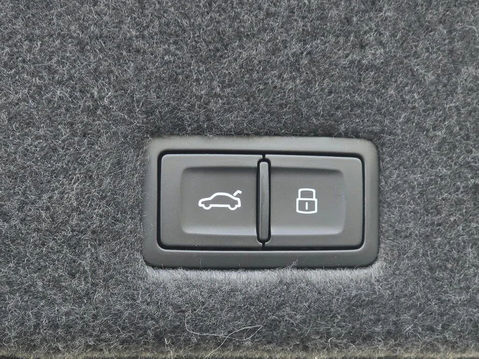 2025 Lamborghini Urus SE - Image 25 of 31