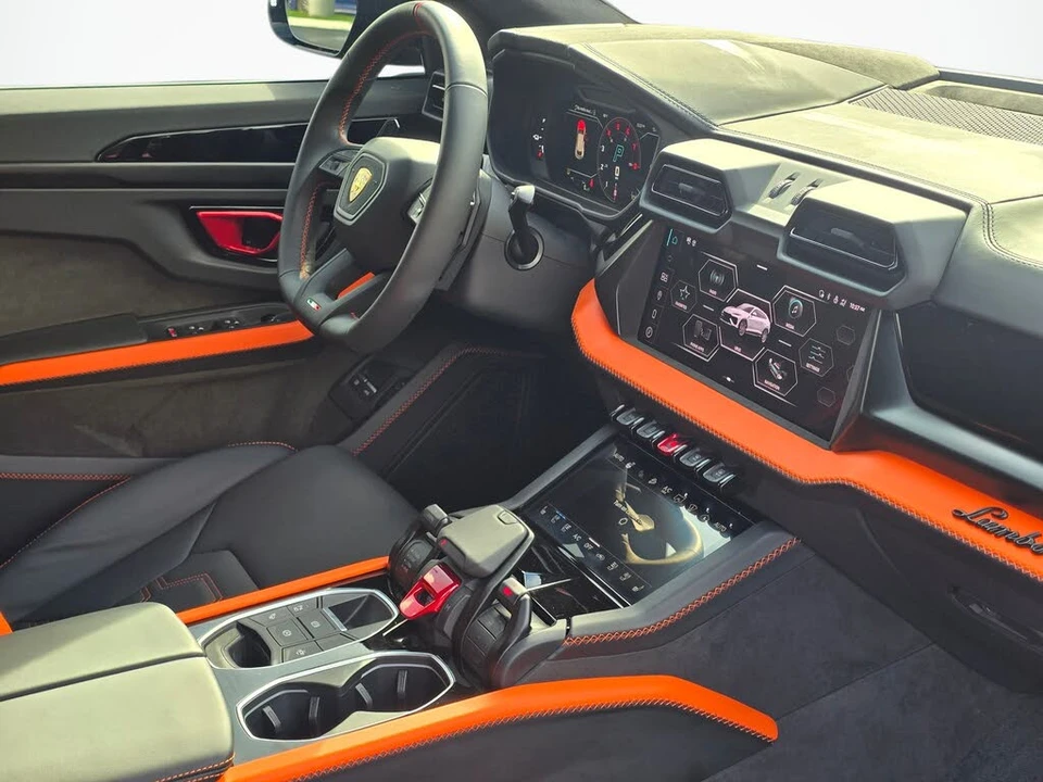 2025 Lamborghini Urus SE - Image 30 of 31