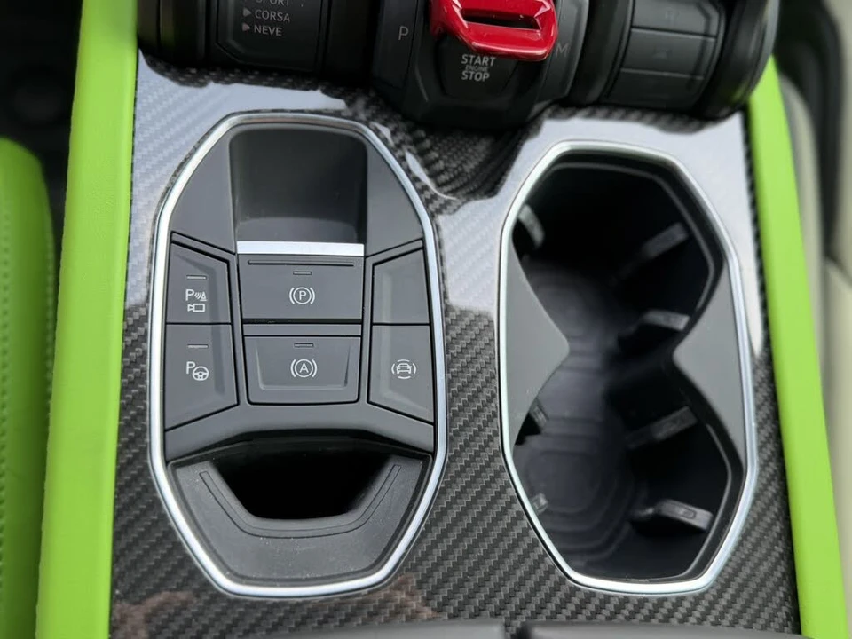 2025 Lamborghini Urus SE - Image 15 of 31