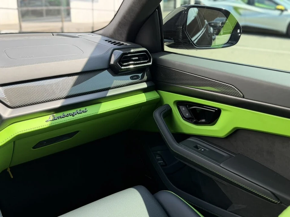 2025 Lamborghini Urus SE - Image 26 of 31
