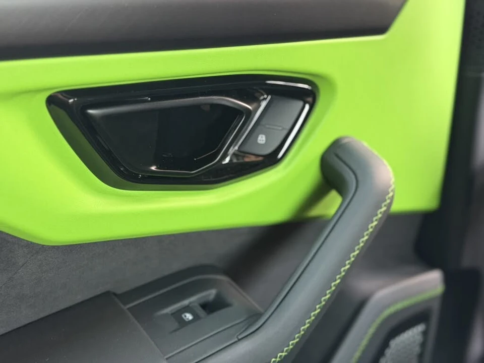 2025 Lamborghini Urus SE - Image 28 of 31