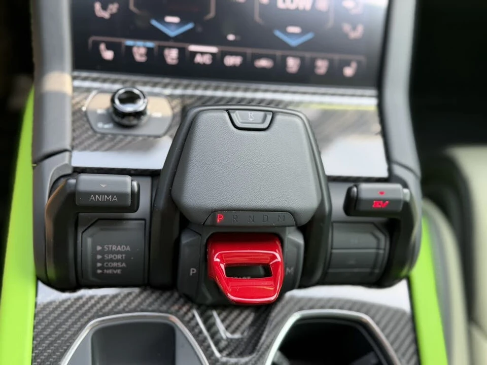 2025 Lamborghini Urus SE - Image 14 of 31