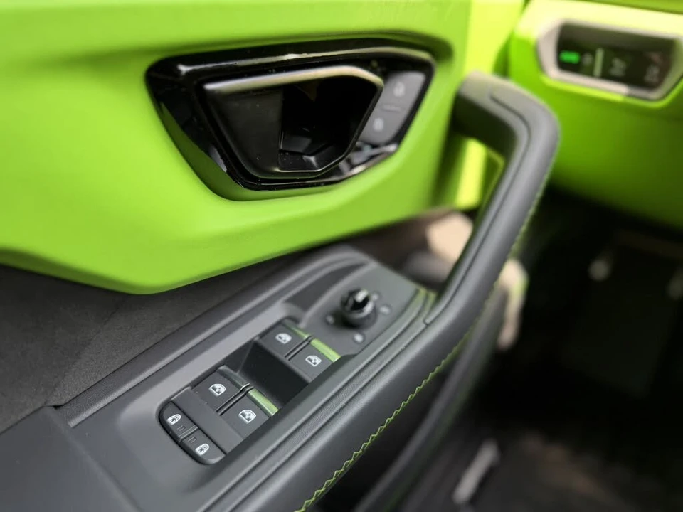 2025 Lamborghini Urus SE - Image 18 of 31