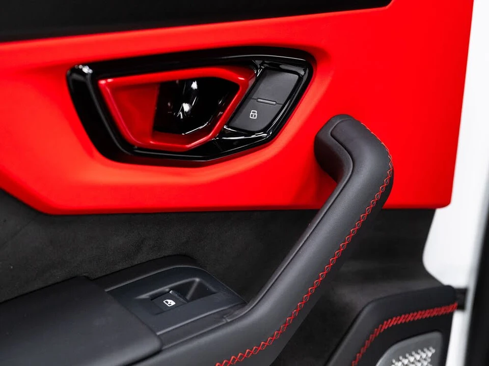 2025 Lamborghini Urus SE - Image 29 of 31