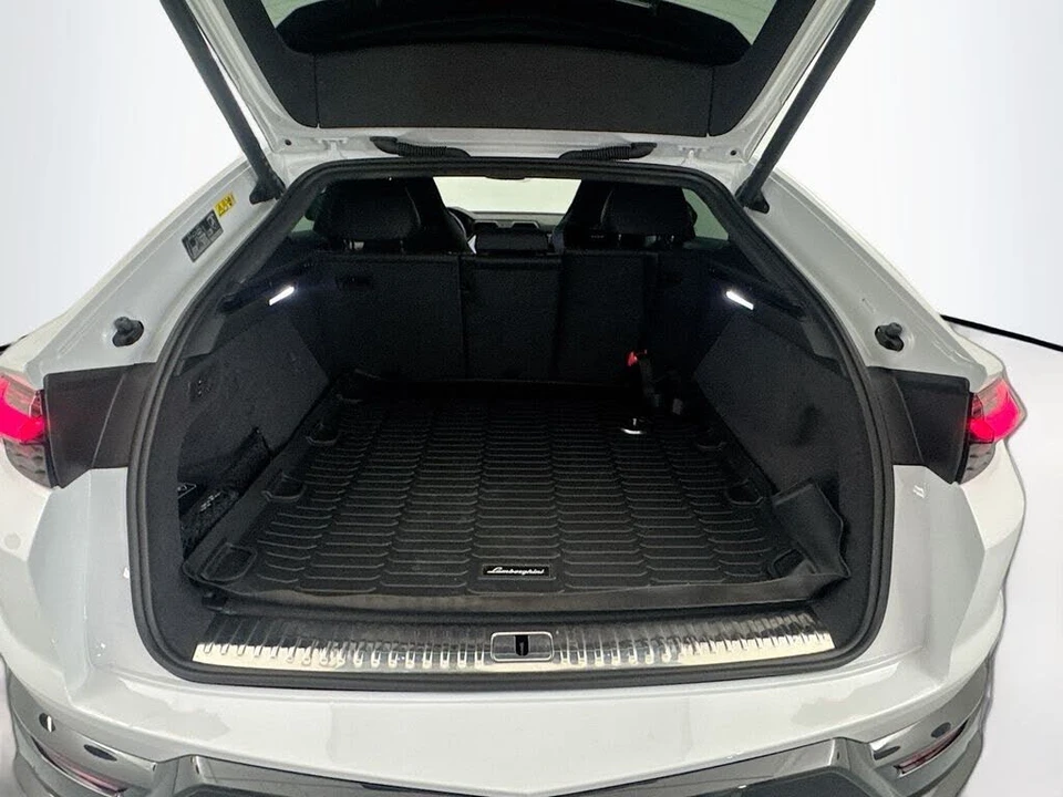 2025 Lamborghini Urus SE - Image 27 of 31