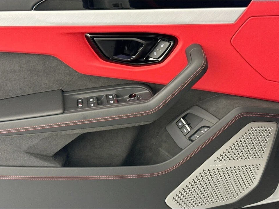 2025 Lamborghini Urus SE - Image 18 of 31