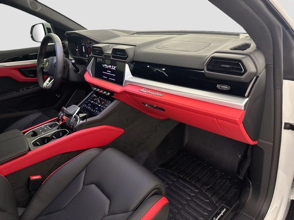 2025 Lamborghini Urus SE - Image 29 of 31