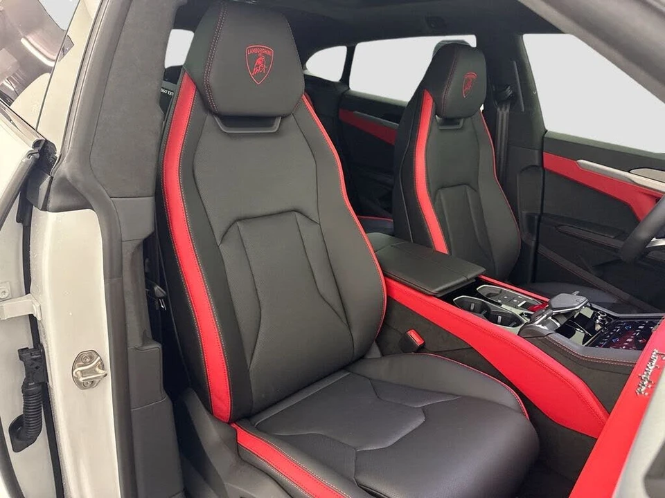 2025 Lamborghini Urus SE - Image 28 of 31