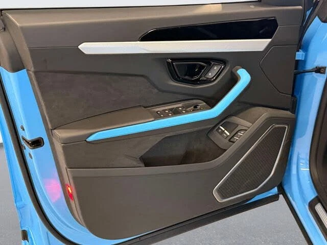 2025 Lamborghini Urus SE - Image 15 of 31