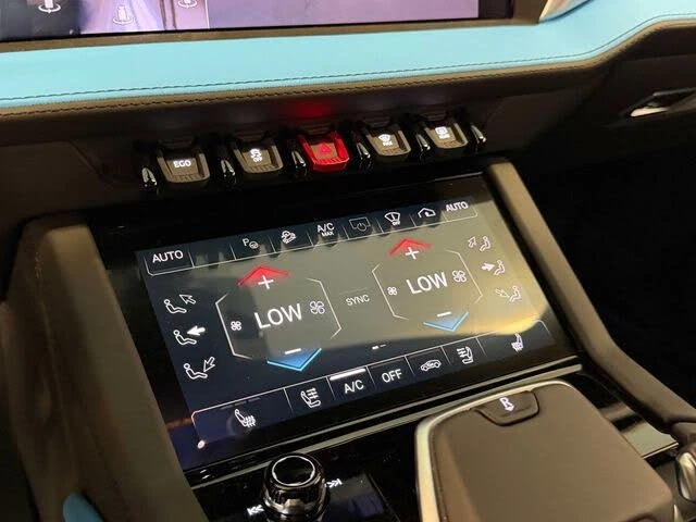 2025 Lamborghini Urus SE - Image 30 of 31