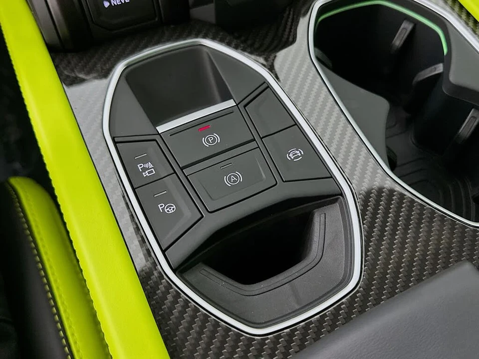 2025 Lamborghini Urus SE - Image 30 of 31