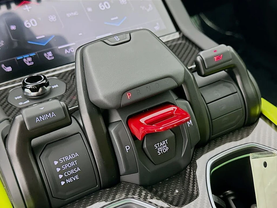2025 Lamborghini Urus SE - Image 29 of 31