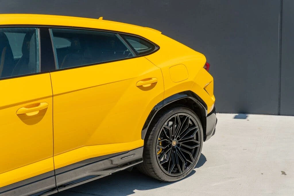 2025 Lamborghini Urus SE - Image 28 of 31