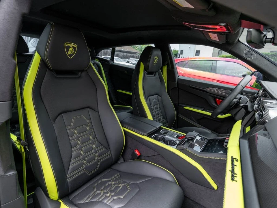 2025 Lamborghini Urus SE - Image 29 of 31