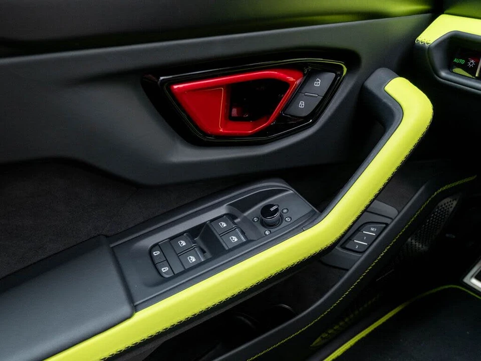 2025 Lamborghini Urus SE - Image 15 of 31