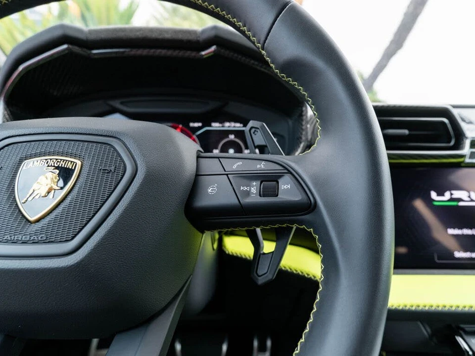 2025 Lamborghini Urus SE - Image 12 of 31