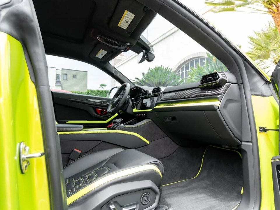 2025 Lamborghini Urus SE - Image 28 of 31