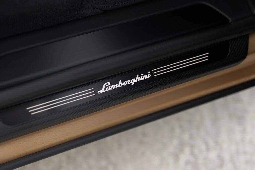 2025 Lamborghini Urus SE - Image 17 of 30