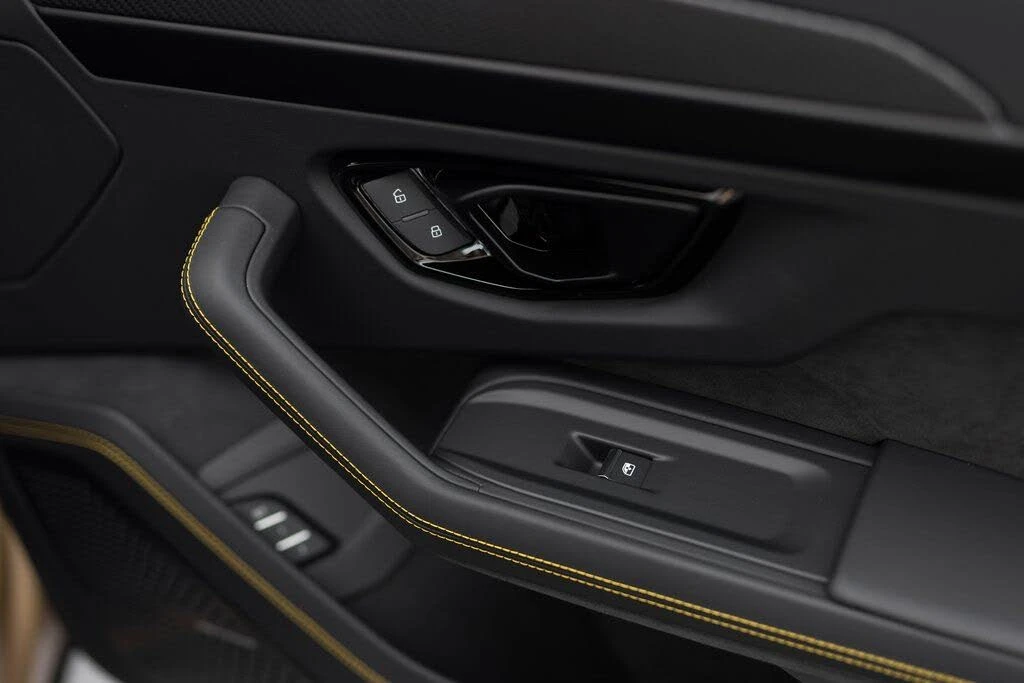 2025 Lamborghini Urus SE - Image 20 of 30