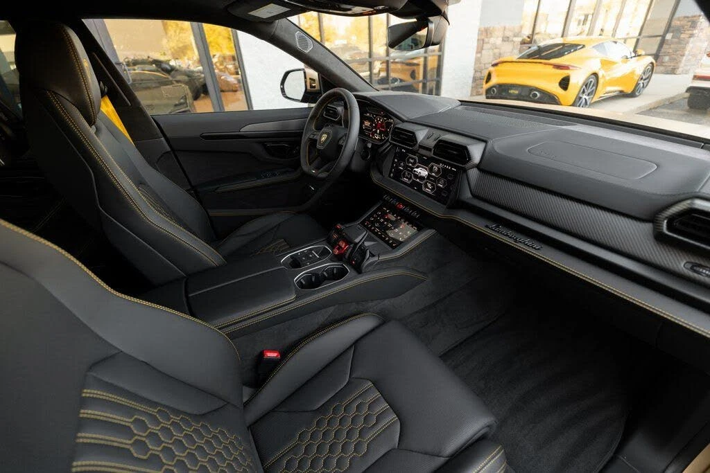2025 Lamborghini Urus SE - Image 24 of 30