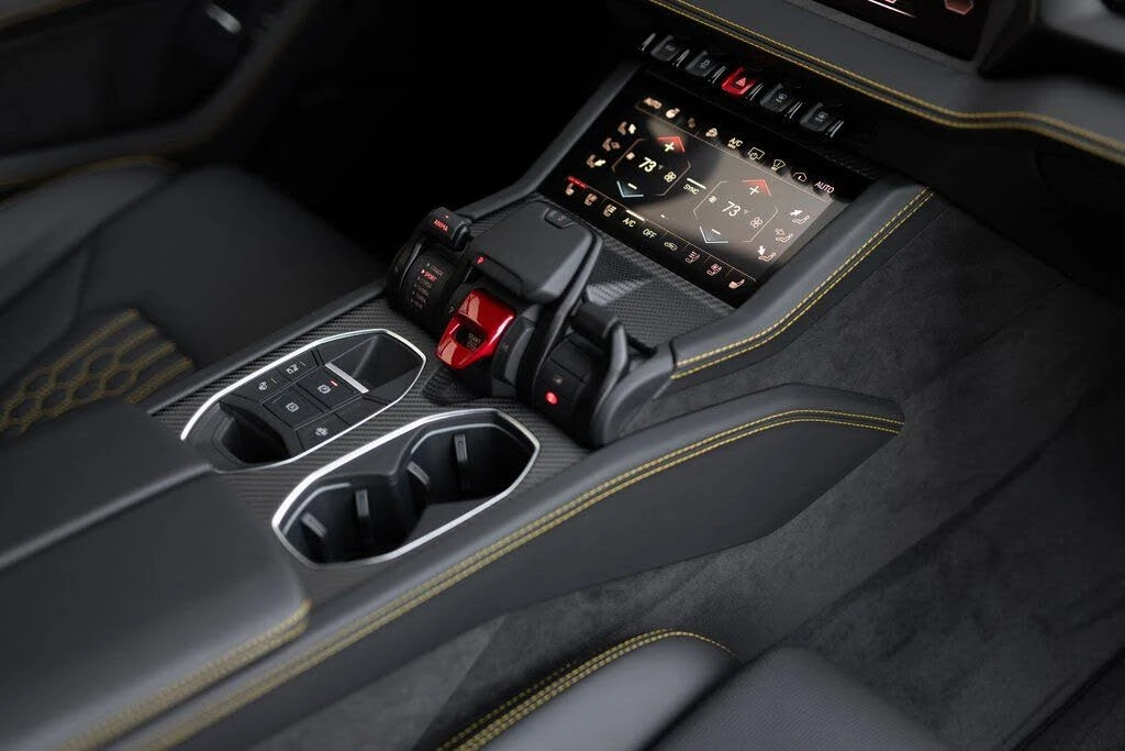 2025 Lamborghini Urus SE - Image 15 of 30