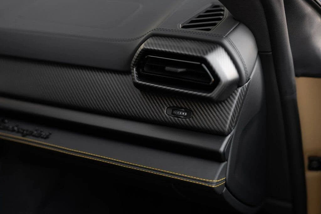 2025 Lamborghini Urus SE - Image 23 of 30