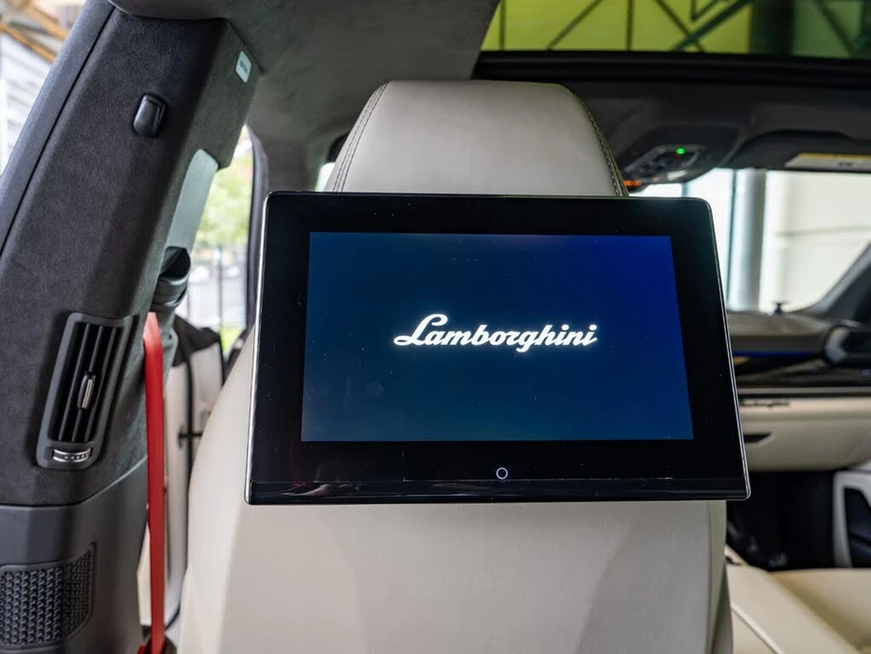2025 Lamborghini Urus SE - Image 9 of 31
