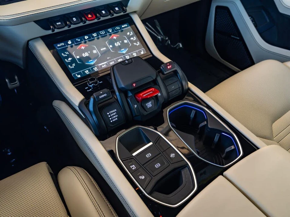 2025 Lamborghini Urus SE - Image 17 of 31